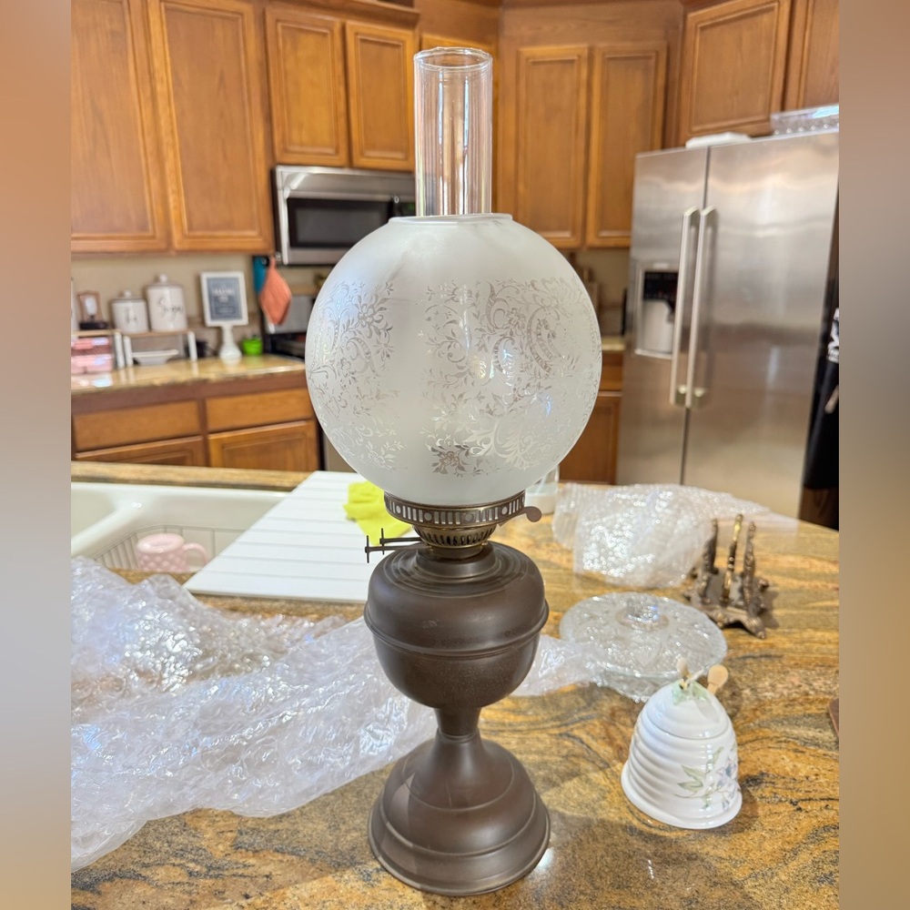 Elegant Frosted Glass Oil Lamp - Picture 3 of 4
